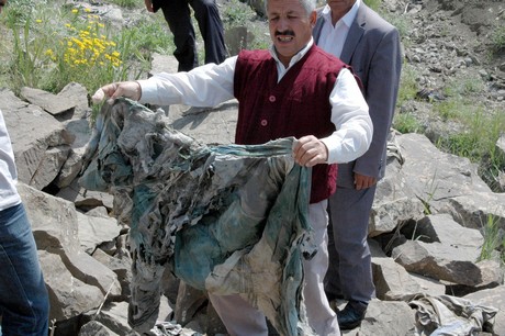 PKK'lilere ait toplu mezar görüntüleri tüyler ürpertiyor. Alman insan hakları savunucusu sosyolog Andrea Wolf'un da aralarında bulunduğu 41 PKK'liye ait Van'ın Çatak İlçesi'ndeki toplu mezarda bir vahşet ortaya çıktı.