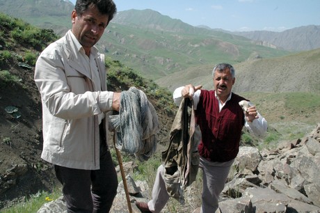 PKK'lilere ait toplu mezar görüntüleri tüyler ürpertiyor. Alman insan hakları savunucusu sosyolog Andrea Wolf'un da aralarında bulunduğu 41 PKK'liye ait Van'ın Çatak İlçesi'ndeki toplu mezarda bir vahşet ortaya çıktı.