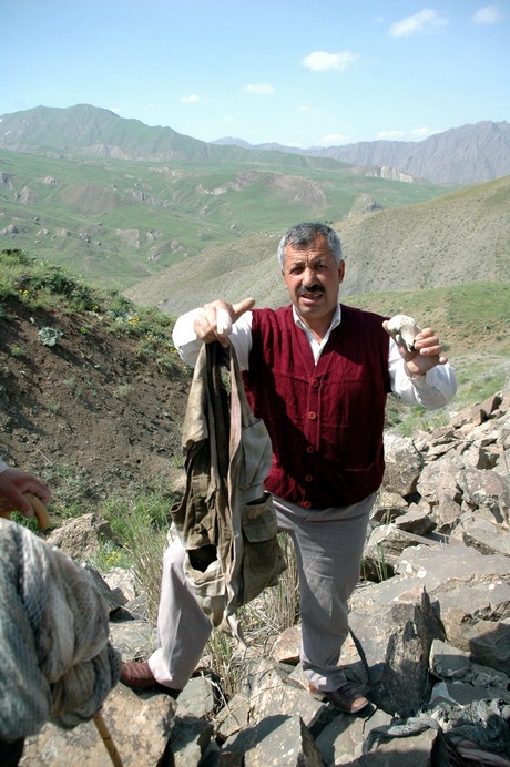 PKK'lilere ait toplu mezar görüntüleri tüyler ürpertiyor. Alman insan hakları savunucusu sosyolog Andrea Wolf'un da aralarında bulunduğu 41 PKK'liye ait Van'ın Çatak İlçesi'ndeki toplu mezarda bir vahşet ortaya çıktı.
