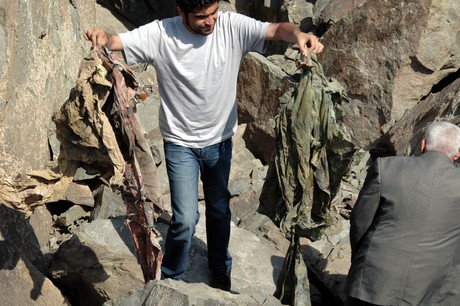 PKK'lilere ait toplu mezar görüntüleri tüyler ürpertiyor. Alman insan hakları savunucusu sosyolog Andrea Wolf'un da aralarında bulunduğu 41 PKK'liye ait Van'ın Çatak İlçesi'ndeki toplu mezarda bir vahşet ortaya çıktı.