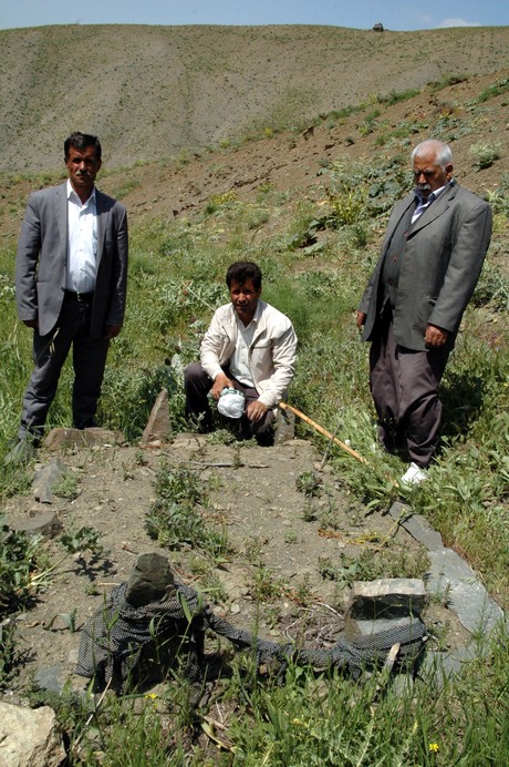 PKK'lilere ait toplu mezar görüntüleri tüyler ürpertiyor. Alman insan hakları savunucusu sosyolog Andrea Wolf'un da aralarında bulunduğu 41 PKK'liye ait Van'ın Çatak İlçesi'ndeki toplu mezarda bir vahşet ortaya çıktı.