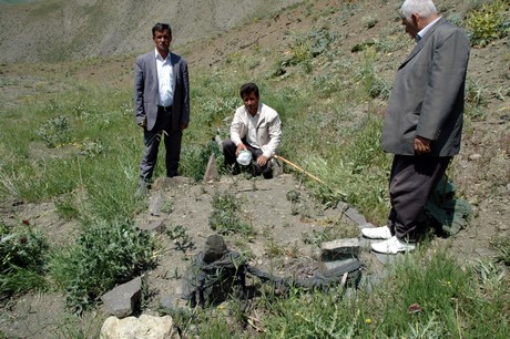 PKK'lilere ait toplu mezar görüntüleri tüyler ürpertiyor. Alman insan hakları savunucusu sosyolog Andrea Wolf'un da aralarında bulunduğu 41 PKK'liye ait Van'ın Çatak İlçesi'ndeki toplu mezarda bir vahşet ortaya çıktı.