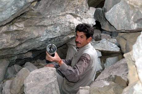 PKK'lilere ait toplu mezar görüntüleri tüyler ürpertiyor. Alman insan hakları savunucusu sosyolog Andrea Wolf'un da aralarında bulunduğu 41 PKK'liye ait Van'ın Çatak İlçesi'ndeki toplu mezarda bir vahşet ortaya çıktı.