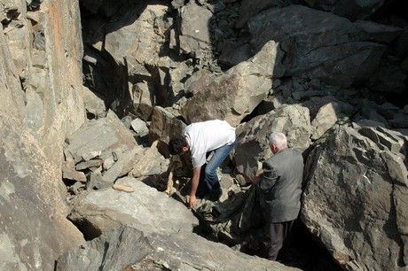 PKK'lilere ait toplu mezar görüntüleri tüyler ürpertiyor. Alman insan hakları savunucusu sosyolog Andrea Wolf'un da aralarında bulunduğu 41 PKK'liye ait Van'ın Çatak İlçesi'ndeki toplu mezarda bir vahşet ortaya çıktı.
