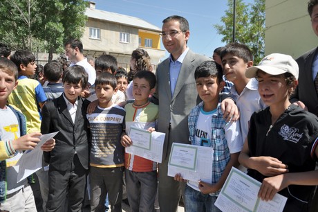
Hakkarinin Yüksekovada 2010-2011 Eğitim ve öğretim yılının sona ermesiyle birlikte binlerce ilk ve orta dereceli okul öğrencisi karne heyecanı yaşadı.