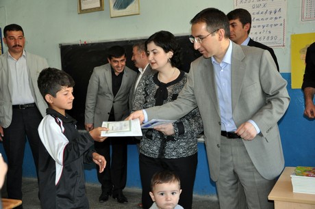 
Hakkarinin Yüksekovada 2010-2011 Eğitim ve öğretim yılının sona ermesiyle birlikte binlerce ilk ve orta dereceli okul öğrencisi karne heyecanı yaşadı.
