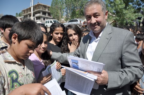 
Hakkarinin Yüksekovada 2010-2011 Eğitim ve öğretim yılının sona ermesiyle birlikte binlerce ilk ve orta dereceli okul öğrencisi karne heyecanı yaşadı.