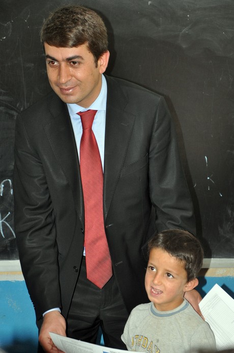 
Hakkarinin Yüksekovada 2010-2011 Eğitim ve öğretim yılının sona ermesiyle birlikte binlerce ilk ve orta dereceli okul öğrencisi karne heyecanı yaşadı.