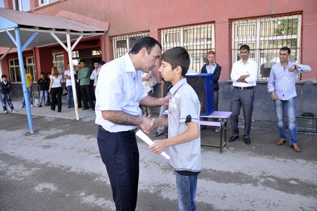 
Hakkarinin Yüksekovada 2010-2011 Eğitim ve öğretim yılının sona ermesiyle birlikte binlerce ilk ve orta dereceli okul öğrencisi karne heyecanı yaşadı.