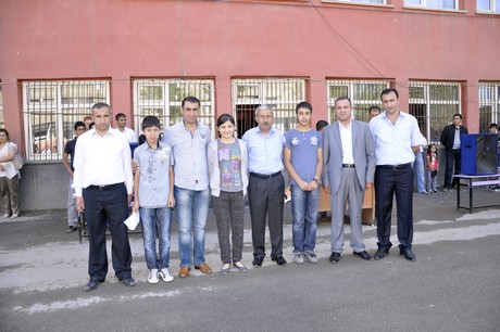 
Hakkarinin Yüksekovada 2010-2011 Eğitim ve öğretim yılının sona ermesiyle birlikte binlerce ilk ve orta dereceli okul öğrencisi karne heyecanı yaşadı.