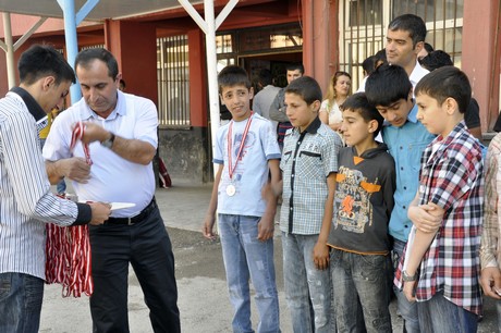 
Hakkarinin Yüksekovada 2010-2011 Eğitim ve öğretim yılının sona ermesiyle birlikte binlerce ilk ve orta dereceli okul öğrencisi karne heyecanı yaşadı.