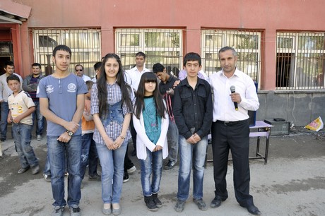 
Hakkarinin Yüksekovada 2010-2011 Eğitim ve öğretim yılının sona ermesiyle birlikte binlerce ilk ve orta dereceli okul öğrencisi karne heyecanı yaşadı.