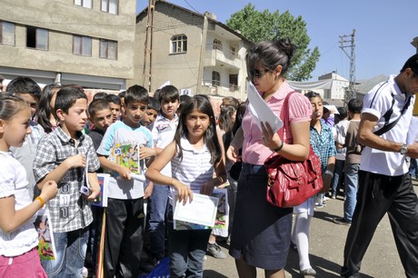 
Hakkarinin Yüksekovada 2010-2011 Eğitim ve öğretim yılının sona ermesiyle birlikte binlerce ilk ve orta dereceli okul öğrencisi karne heyecanı yaşadı.
