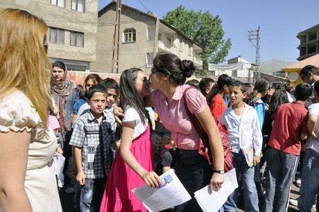 
Hakkarinin Yüksekovada 2010-2011 Eğitim ve öğretim yılının sona ermesiyle birlikte binlerce ilk ve orta dereceli okul öğrencisi karne heyecanı yaşadı.