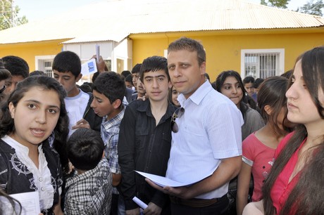 
Hakkarinin Yüksekovada 2010-2011 Eğitim ve öğretim yılının sona ermesiyle birlikte binlerce ilk ve orta dereceli okul öğrencisi karne heyecanı yaşadı.