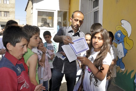 
Hakkarinin Yüksekovada 2010-2011 Eğitim ve öğretim yılının sona ermesiyle birlikte binlerce ilk ve orta dereceli okul öğrencisi karne heyecanı yaşadı.
