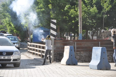 Hakkari'nin Yüksekova ilçesinde YSK'nın Hatip dicle ilgili verdiği karara tepki gösteren bir grup havai fişekler atarak yürüyüşe geçti. Gruba polis müdahale ediyor. 