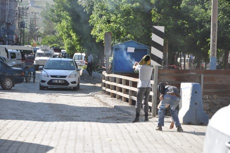 Hakkari'nin Yüksekova ilçesinde YSK'nın Hatip dicle ilgili verdiği karara tepki gösteren bir grup havai fişekler atarak yürüyüşe geçti. Gruba polis müdahale ediyor. 