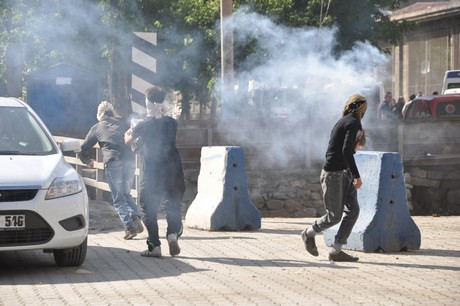 Hakkari'nin Yüksekova ilçesinde YSK'nın Hatip dicle ilgili verdiği karara tepki gösteren bir grup havai fişekler atarak yürüyüşe geçti. Gruba polis müdahale ediyor. 