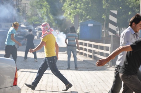 Hakkari'nin Yüksekova ilçesinde YSK'nın Hatip dicle ilgili verdiği karara tepki gösteren bir grup havai fişekler atarak yürüyüşe geçti. Gruba polis müdahale ediyor. 