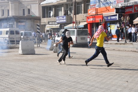 Hakkari'nin Yüksekova ilçesinde YSK'nın Hatip dicle ilgili verdiği karara tepki gösteren bir grup havai fişekler atarak yürüyüşe geçti. Gruba polis müdahale ediyor. 