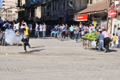 Hakkari'nin Yüksekova ilçesinde YSK'nın Hatip dicle ilgili verdiği karara tepki gösteren bir grup havai fişekler atarak yürüyüşe geçti. Gruba polis müdahale ediyor. 