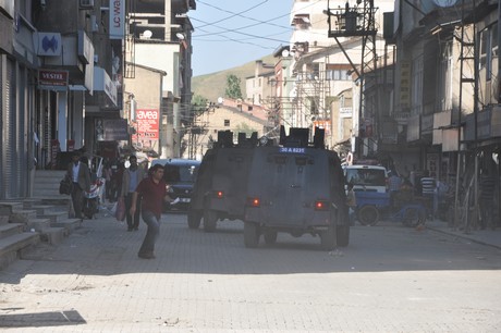 Hakkari'nin Yüksekova ilçesinde YSK'nın Hatip dicle ilgili verdiği karara tepki gösteren bir grup havai fişekler atarak yürüyüşe geçti. Gruba polis müdahale ediyor. 