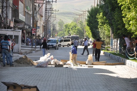 Hakkari'nin Yüksekova ilçesinde YSK'nın Hatip dicle ilgili verdiği karara tepki gösteren bir grup havai fişekler atarak yürüyüşe geçti. Gruba polis müdahale ediyor. 