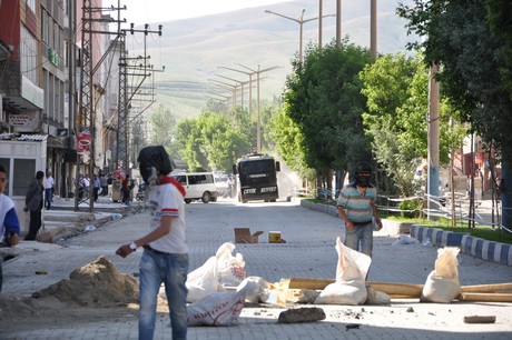 Hakkari'nin Yüksekova ilçesinde YSK'nın Hatip dicle ilgili verdiği karara tepki gösteren bir grup havai fişekler atarak yürüyüşe geçti. Gruba polis müdahale ediyor. 