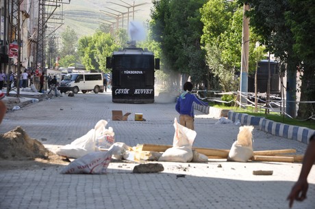 Hakkari'nin Yüksekova ilçesinde YSK'nın Hatip dicle ilgili verdiği karara tepki gösteren bir grup havai fişekler atarak yürüyüşe geçti. Gruba polis müdahale ediyor. 