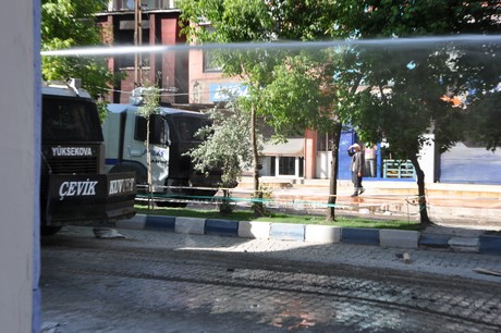 Hakkari'nin Yüksekova ilçesinde YSK'nın Hatip dicle ilgili verdiği karara tepki gösteren bir grup havai fişekler atarak yürüyüşe geçti. Gruba polis müdahale ediyor. 