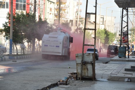 Hakkari'nin Yüksekova ilçesinde YSK'nın Hatip dicle ilgili verdiği karara tepki gösteren bir grup havai fişekler atarak yürüyüşe geçti. Gruba polis müdahale ediyor. 