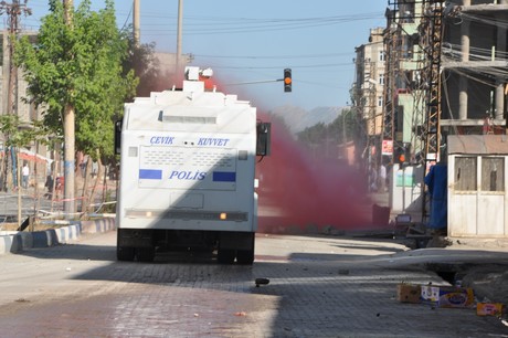 Hakkari'nin Yüksekova ilçesinde YSK'nın Hatip dicle ilgili verdiği karara tepki gösteren bir grup havai fişekler atarak yürüyüşe geçti. Gruba polis müdahale ediyor. 
