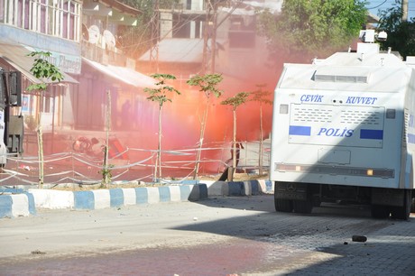 Hakkari'nin Yüksekova ilçesinde YSK'nın Hatip dicle ilgili verdiği karara tepki gösteren bir grup havai fişekler atarak yürüyüşe geçti. Gruba polis müdahale ediyor. 