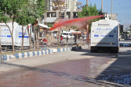 Hakkari'nin Yüksekova ilçesinde YSK'nın Hatip dicle ilgili verdiği karara tepki gösteren bir grup havai fişekler atarak yürüyüşe geçti. Gruba polis müdahale ediyor. 