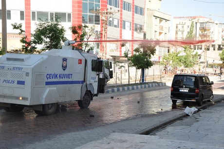 Hakkari'nin Yüksekova ilçesinde YSK'nın Hatip dicle ilgili verdiği karara tepki gösteren bir grup havai fişekler atarak yürüyüşe geçti. Gruba polis müdahale ediyor. 