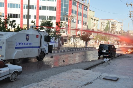 Hakkari'nin Yüksekova ilçesinde YSK'nın Hatip dicle ilgili verdiği karara tepki gösteren bir grup havai fişekler atarak yürüyüşe geçti. Gruba polis müdahale ediyor. 