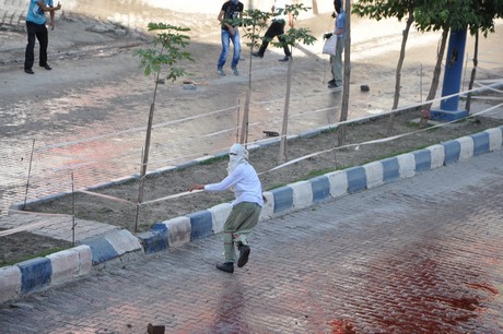 Hakkari'nin Yüksekova ilçesinde YSK'nın Hatip dicle ilgili verdiği karara tepki gösteren bir grup havai fişekler atarak yürüyüşe geçti. Gruba polis müdahale ediyor. 