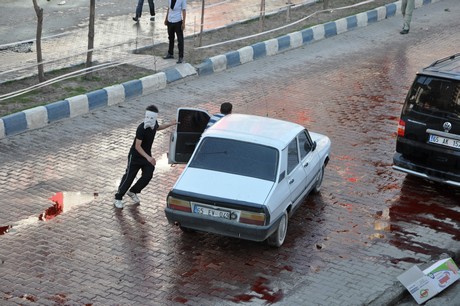 Hakkari'nin Yüksekova ilçesinde YSK'nın Hatip dicle ilgili verdiği karara tepki gösteren bir grup havai fişekler atarak yürüyüşe geçti. Gruba polis müdahale ediyor. 