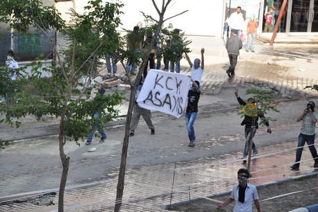 Hakkari'nin Yüksekova ilçesinde YSK'nın Hatip dicle ilgili verdiği karara tepki gösteren bir grup havai fişekler atarak yürüyüşe geçti. Gruba polis müdahale ediyor. 