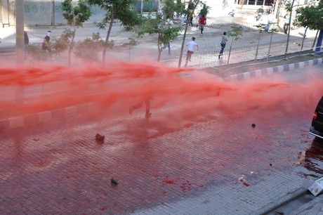Hakkari'nin Yüksekova ilçesinde YSK'nın Hatip dicle ilgili verdiği karara tepki gösteren bir grup havai fişekler atarak yürüyüşe geçti. Gruba polis müdahale ediyor. 