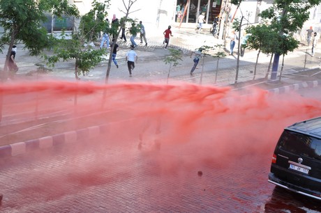 Hakkari'nin Yüksekova ilçesinde YSK'nın Hatip dicle ilgili verdiği karara tepki gösteren bir grup havai fişekler atarak yürüyüşe geçti. Gruba polis müdahale ediyor. 