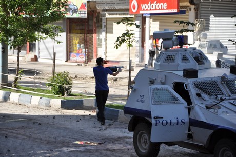 Hakkari'nin Yüksekova ilçesinde YSK'nın Hatip dicle ilgili verdiği karara tepki gösteren bir grup havai fişekler atarak yürüyüşe geçti. Gruba polis müdahale ediyor. 