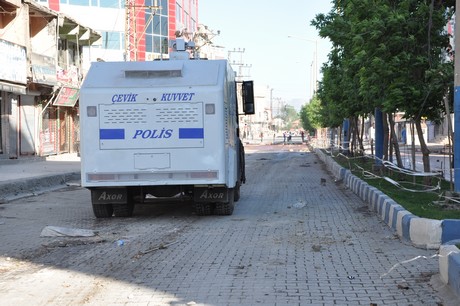 Hakkari'nin Yüksekova ilçesinde YSK'nın Hatip dicle ilgili verdiği karara tepki gösteren bir grup havai fişekler atarak yürüyüşe geçti. Gruba polis müdahale ediyor. 
