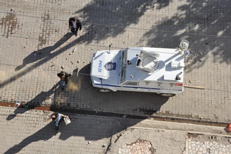 Hakkari'nin Yüksekova ilçesinde YSK'nın Hatip dicle ilgili verdiği karara tepki gösteren bir grup havai fişekler atarak yürüyüşe geçti. Gruba polis müdahale ediyor. 