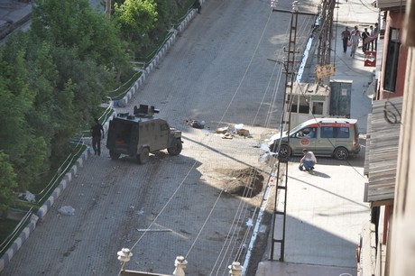 Hakkari'nin Yüksekova ilçesinde YSK'nın Hatip dicle ilgili verdiği karara tepki gösteren bir grup havai fişekler atarak yürüyüşe geçti. Gruba polis müdahale ediyor. 