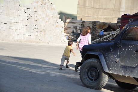 Hakkari'nin Yüksekova ilçesinde YSK'nın Hatip dicle ilgili verdiği karara tepki gösteren bir grup havai fişekler atarak yürüyüşe geçti. Gruba polis müdahale ediyor. 