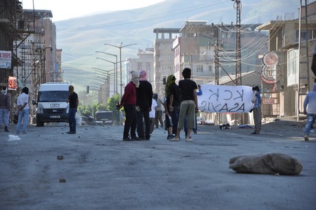 Hakkari'nin Yüksekova ilçesinde YSK'nın Hatip dicle ilgili verdiği karara tepki gösteren bir grup havai fişekler atarak yürüyüşe geçti. Gruba polis müdahale ediyor. 