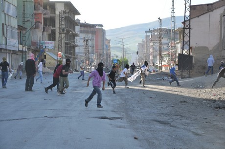 Hakkari'nin Yüksekova ilçesinde YSK'nın Hatip dicle ilgili verdiği karara tepki gösteren bir grup havai fişekler atarak yürüyüşe geçti. Gruba polis müdahale ediyor. 