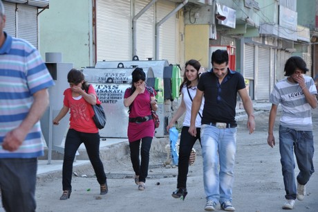 Hakkari'nin Yüksekova ilçesinde YSK'nın Hatip dicle ilgili verdiği karara tepki gösteren bir grup havai fişekler atarak yürüyüşe geçti. Gruba polis müdahale ediyor. 